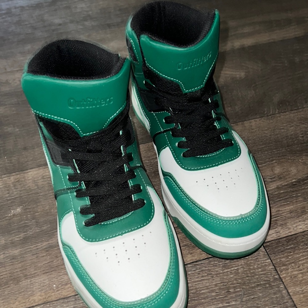 I’m selling these outfitters green high top shoes.